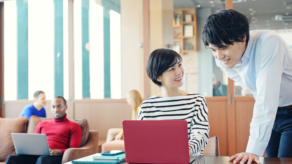 カジュアルなオフィスで学ぶ女性